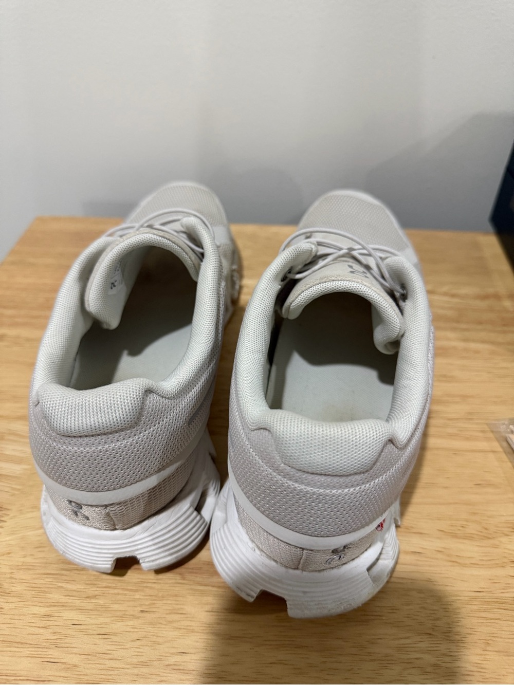 On Cloud Running Shoes in Light Gray/White size 10 - Picture 2 of 5